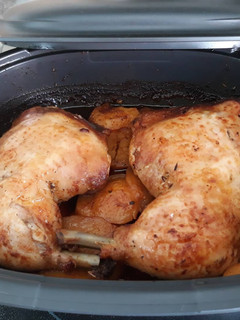 Una foto de Muslos de pollos a las finas hierbas asado en micropro