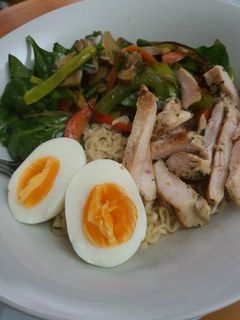 Una foto de Fideos con pollo y verduras