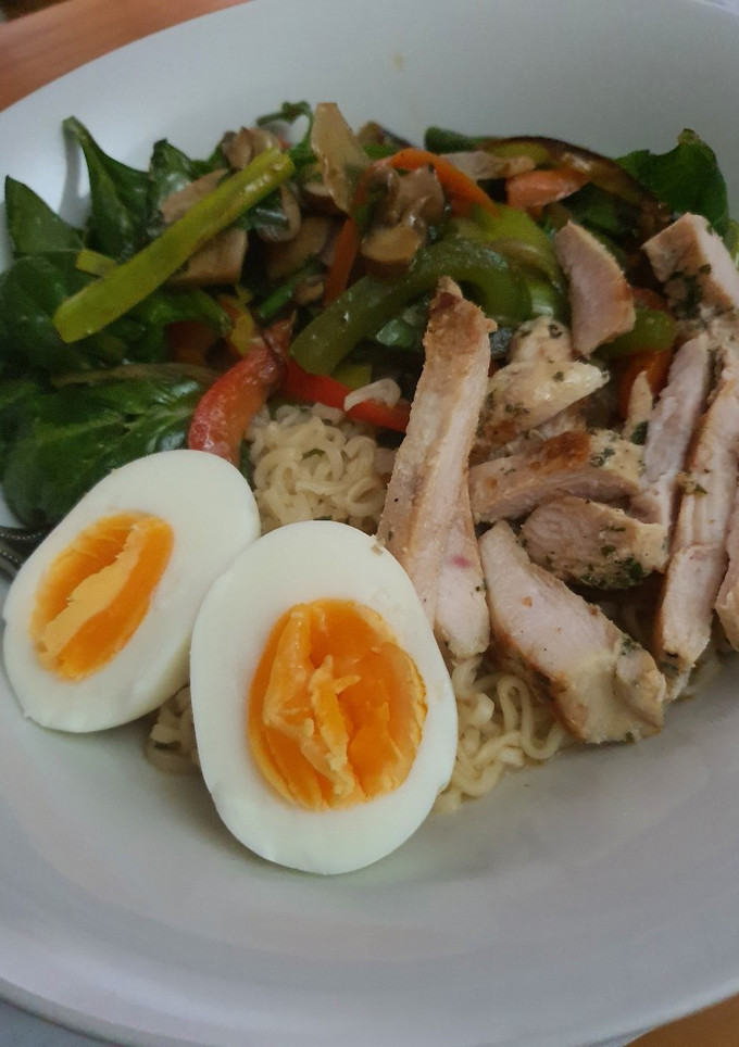 Una foto de Fideos con pollo y verduras