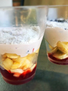 Una foto de Postre en vaso de Mascarpone saborizado con mermelada de arándanos casera, frutas frescas y coco