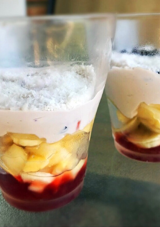 Una foto de Postre en vaso de Mascarpone saborizado con mermelada de arándanos casera, frutas frescas y coco