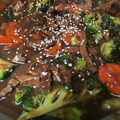 A picture of Saucy Beef Sirloin Strips w/ Broccoli & Carrots.