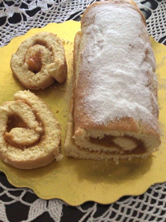 Una foto de Brazo de gitano relleno de mermelada de durazno