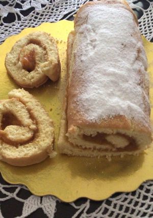 Una foto de Brazo de gitano relleno de mermelada de durazno