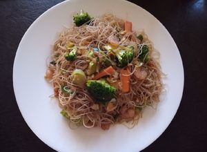 Una foto de Fideos de arroz fritos con camarones