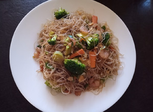 Una foto de Fideos de arroz fritos con camarones