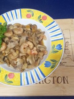 Una foto de Salteado de champiñones con gambas