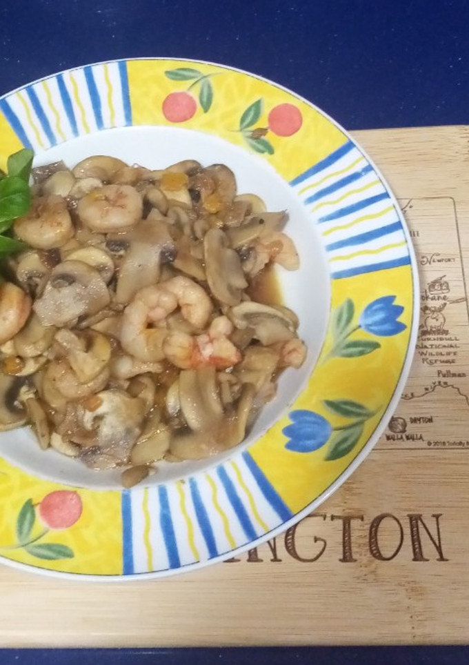 Una foto de Salteado de champiñones con gambas