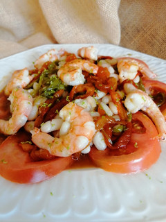 Una foto de Ensalada de alubias blancas y langostinos