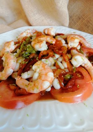 Una foto de Ensalada de alubias blancas y langostinos