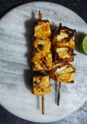 চটজলদি নিরামিষ পনির টিক্কা (paneer tikka recipe in Bengali) রেসিপির প্রধান ছবি
