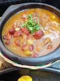 Cazuela de frijoles con coditos de cerdo