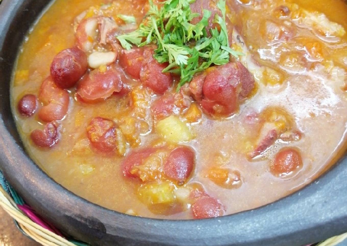 Cazuela de frijoles con coditos de cerdo