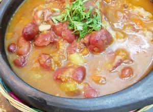 Una foto de Cazuela de frijoles con coditos de cerdo