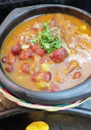 Una foto de Cazuela de frijoles con coditos de cerdo