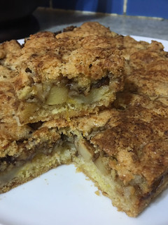 Una foto de Torta granulada de manzana 🍏🍎 sin manteca.Receta de Mamucha 🌹!!