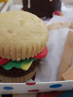 Una foto de Cupcakes....Hamburguesa dulce para el día del niño!!