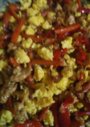 Una foto de Pollo 🍗al wok con 🥕verduras y 🥚huevo revuelto ✌️