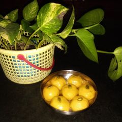 A picture of Besan laddoos.