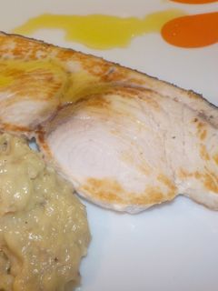 Una foto de Emperador plancha con salsa de plátanos