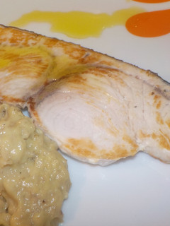 Una foto de Emperador plancha con salsa de plátanos
