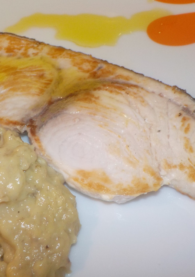 Una foto de Emperador plancha con salsa de plátanos