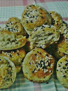 Újhagymás magvas pogácsa recept fotója