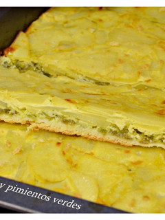 Una foto de Coca de patatas y pimientos verdes. (Thermomix)