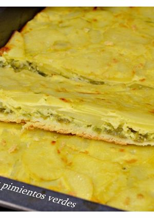 Foto principal de Coca de patatas y pimientos verdes. (Thermomix)