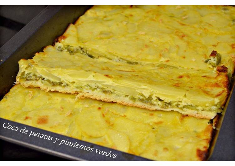 Coca de patatas y pimientos verdes. (Thermomix)