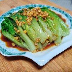 A picture of Lettuce in oyster sauce served in 5 minutes.