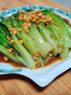 A picture of Lettuce in oyster sauce served in 5 minutes.