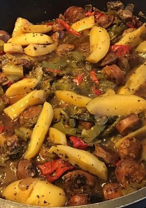 Une photo de Pommes de terre poivrons et chou kale au chorizo