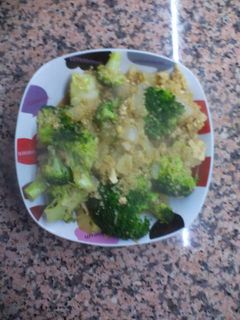 Una foto de Quinoa con brócoli y queso feta en salsa de soja
