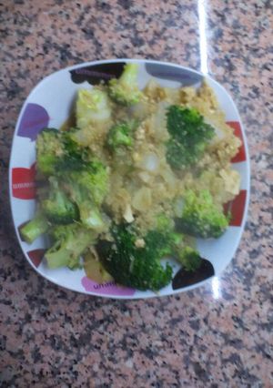 Foto principal de Quinoa con brócoli y queso feta en salsa de soja