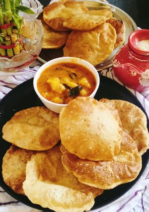 A picture of Puri Aloo sabji 🥰(Tari wale aalu sabji with puri 😋).