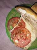 Sándwich de queso y tomate con orégano