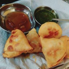 A picture of Aloo matar samosa.