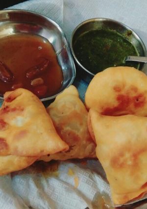 A picture of Aloo matar samosa.