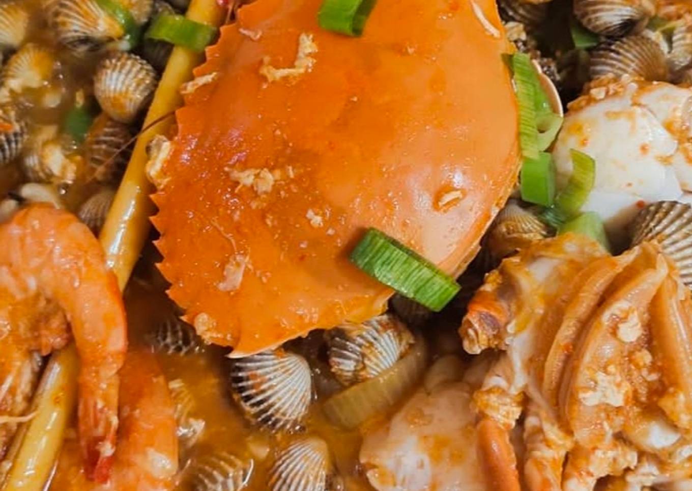 Kepiting,kerang,udang saus padang