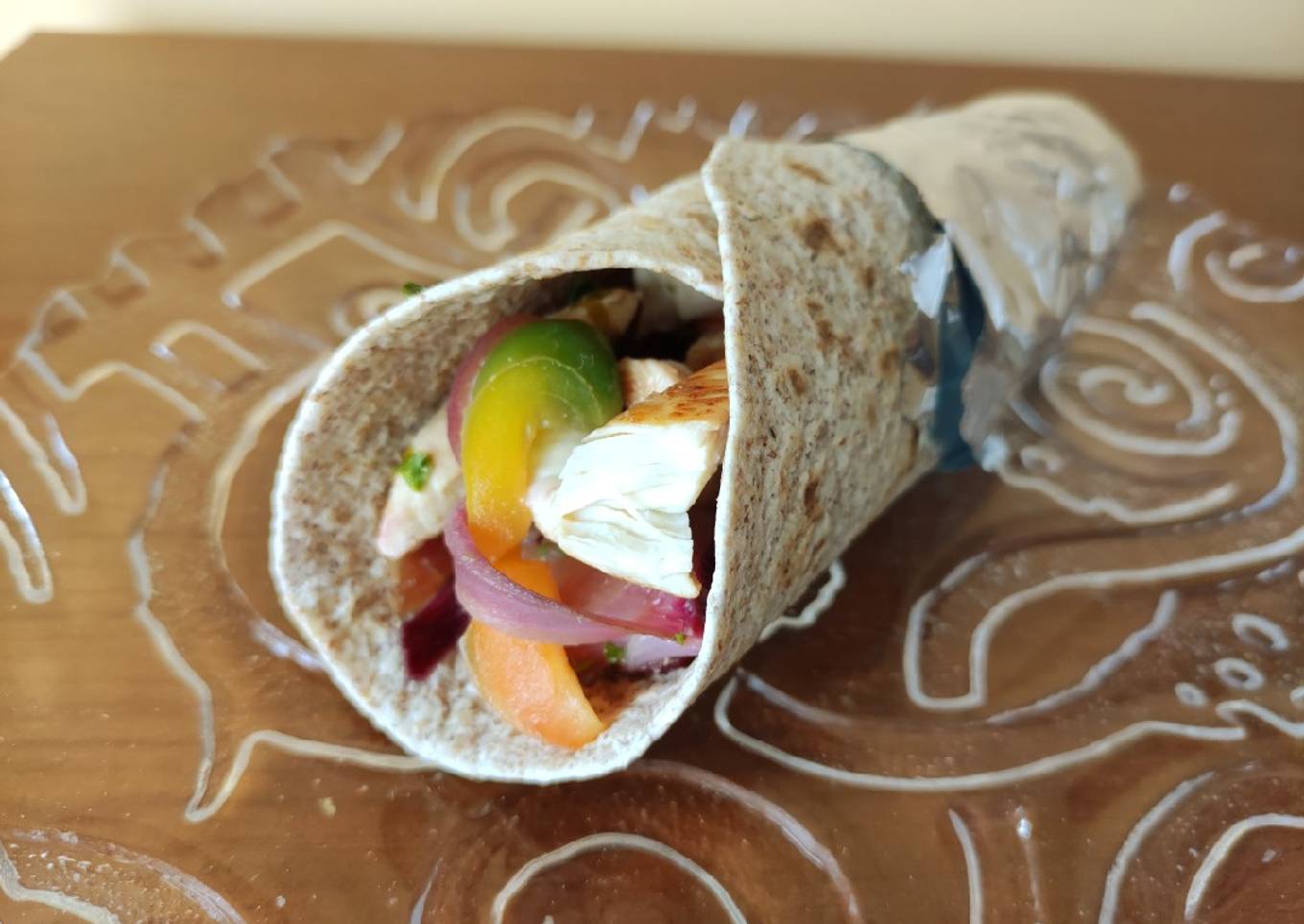 Fajita integral de pechuga de pollo, zanahoria, lima y cilantro