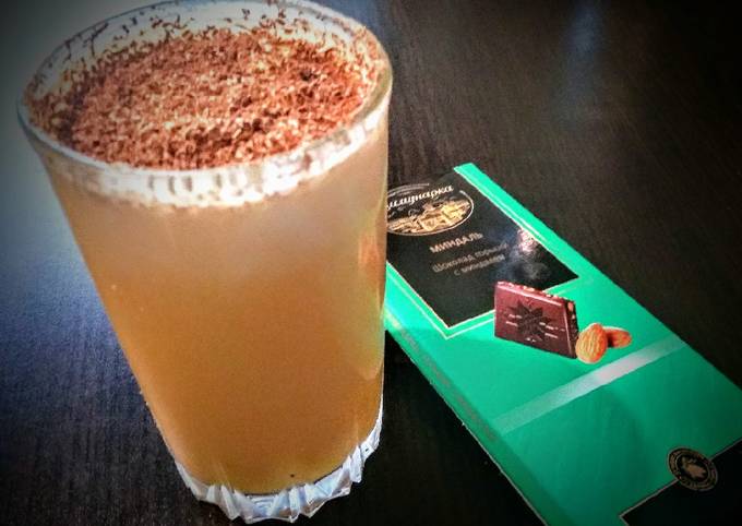 Коктейль из сока и мороженого на Новый год