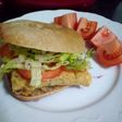 A desayunar: bocata integral de tortilla de jamón, tomate y lechuga