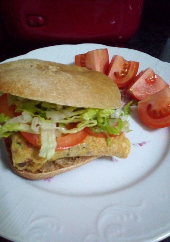 Una foto de A desayunar: bocata integral de tortilla de jamón, tomate y lechuga