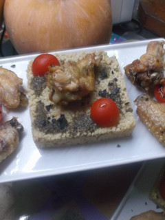 Una foto de Cuscús con alitas de pollo