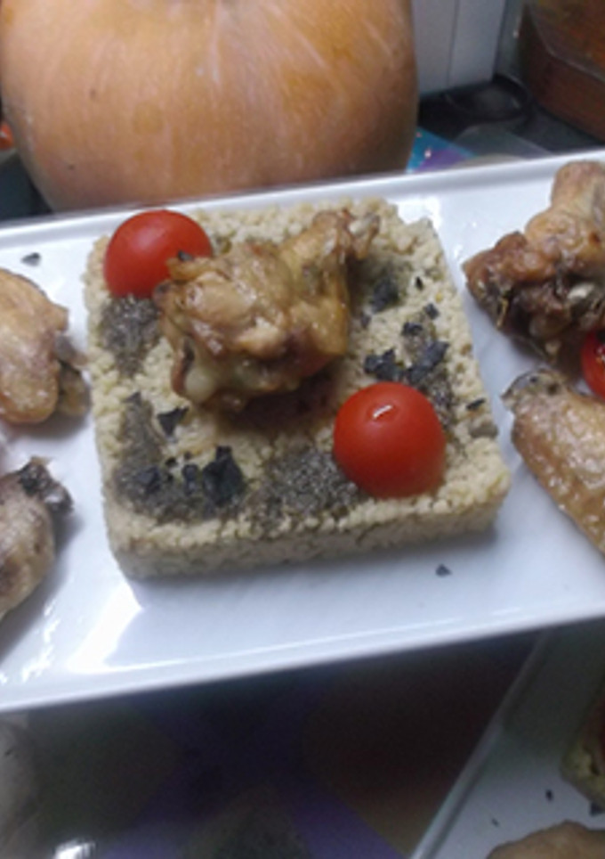 Una foto de Cuscús con alitas de pollo