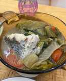 Canh đầu đuôi cá rô phi nấu cải chua