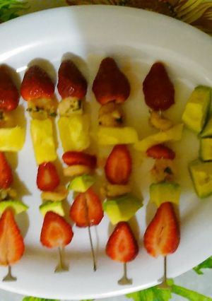 Una foto de Brochetas afrodisiacas de fresas y camarón al perejil