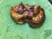 Una foto de crema de cebollas y tocino