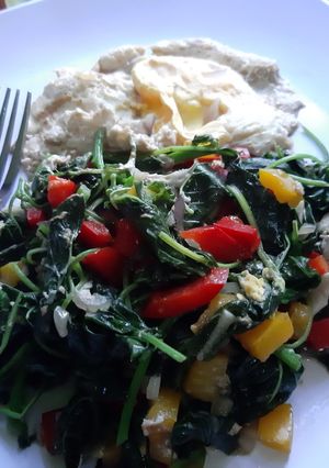 Foto resep Menu Sarapan Diet: Tumis Bayam Paprika Telur